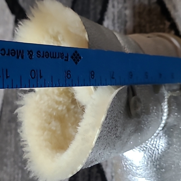 UGG LIMITED EDITION METALLIC SLIVER BAILEY BUTTON CLASSIC SHORT BOOTS - Picture 16 of 16